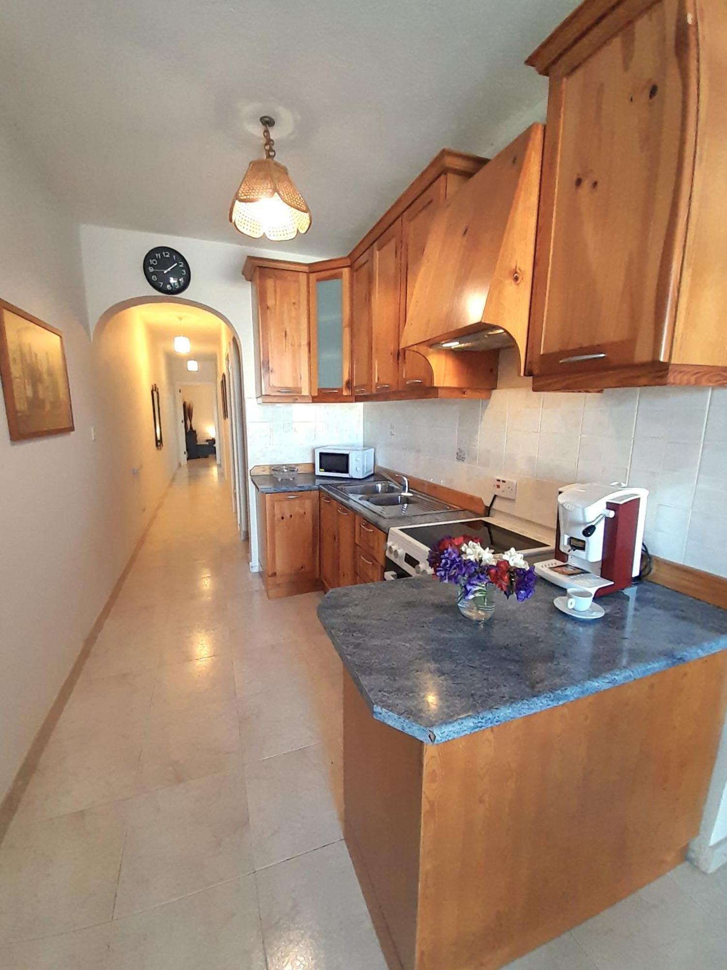 Seafront Maisonette Ocean Views & Terrace เมลลิฮา ภายนอก รูปภาพ