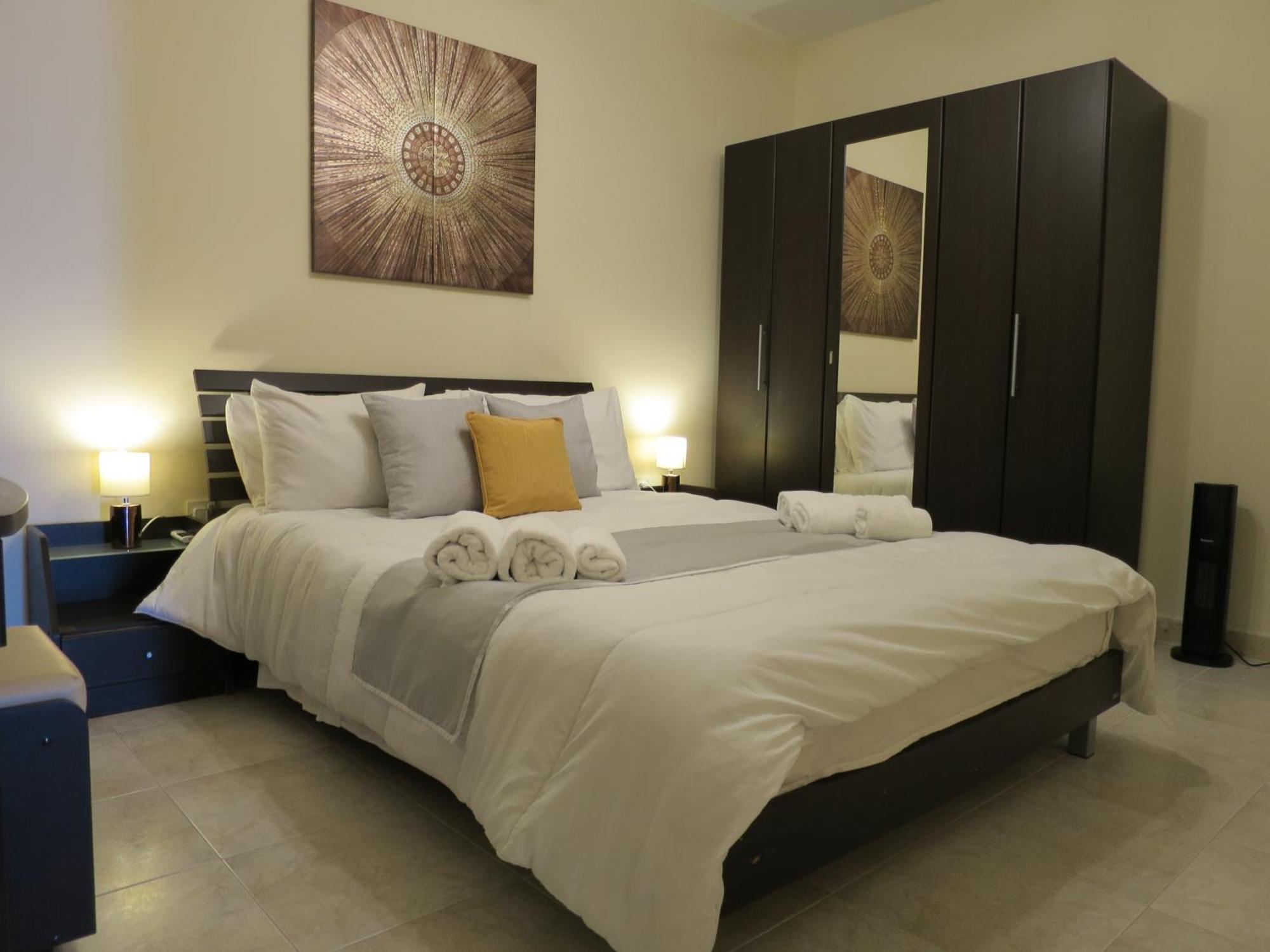 Seafront Maisonette Ocean Views & Terrace เมลลิฮา ภายนอก รูปภาพ