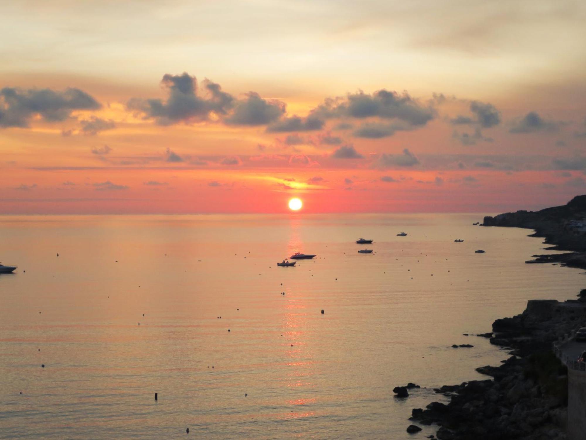 Seafront Maisonette Ocean Views & Terrace เมลลิฮา ภายนอก รูปภาพ